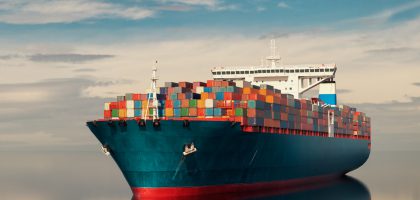 navio-de-carga-no-meio-do-mar-renderizacao-3d-e-ilustracao_Easy-Resize.com (1)